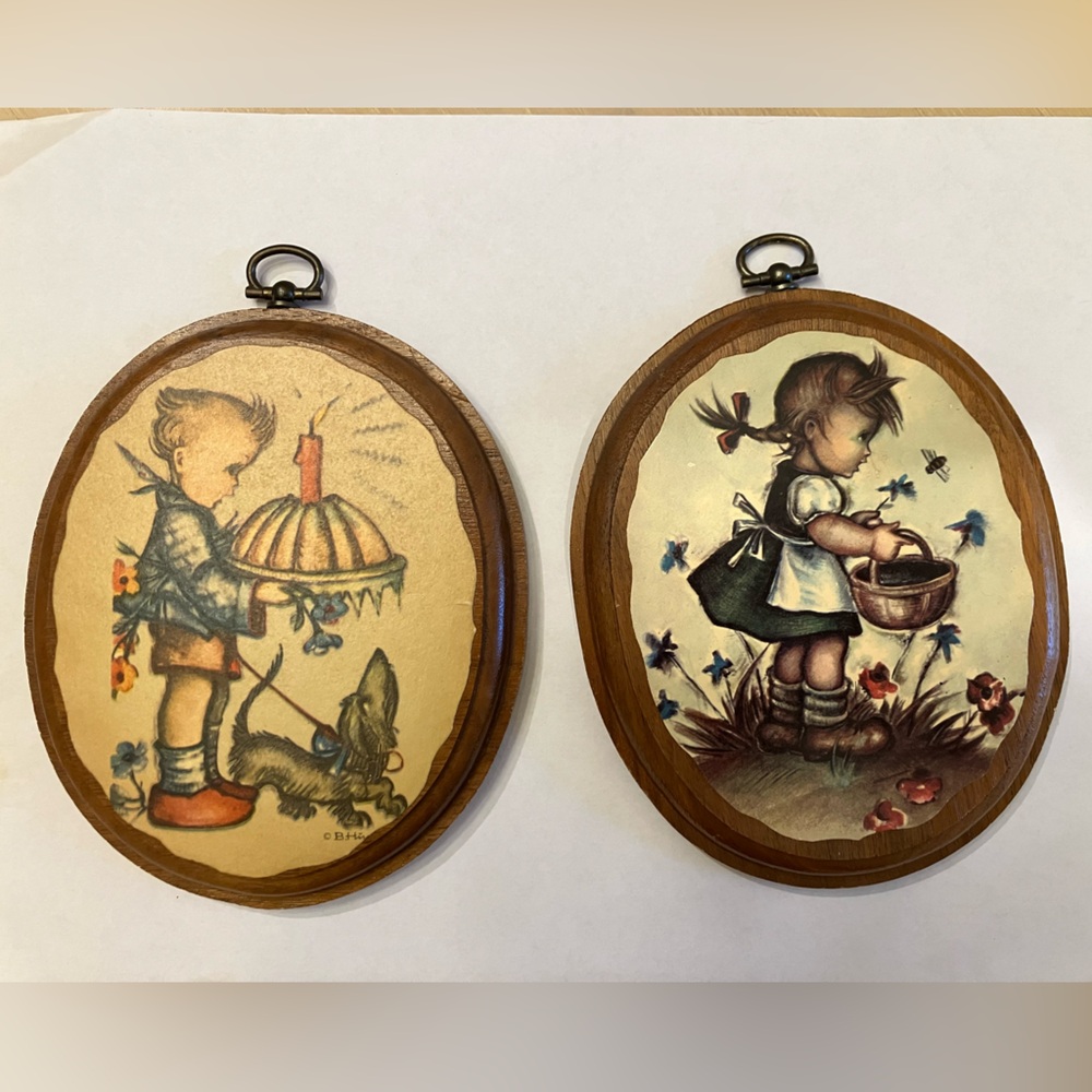 2 Hummel Wall Plaques, Little Boy with Dog/ Girl with Flowers 💸